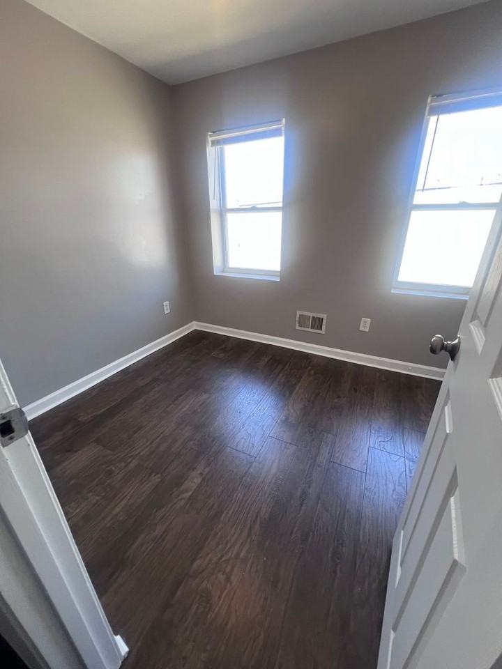 508 N Montford Ave - Photo 5 of 9