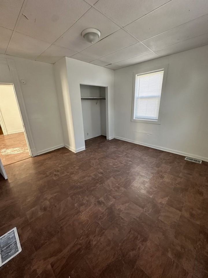 219 East 15th Street - Photo 4 of 7