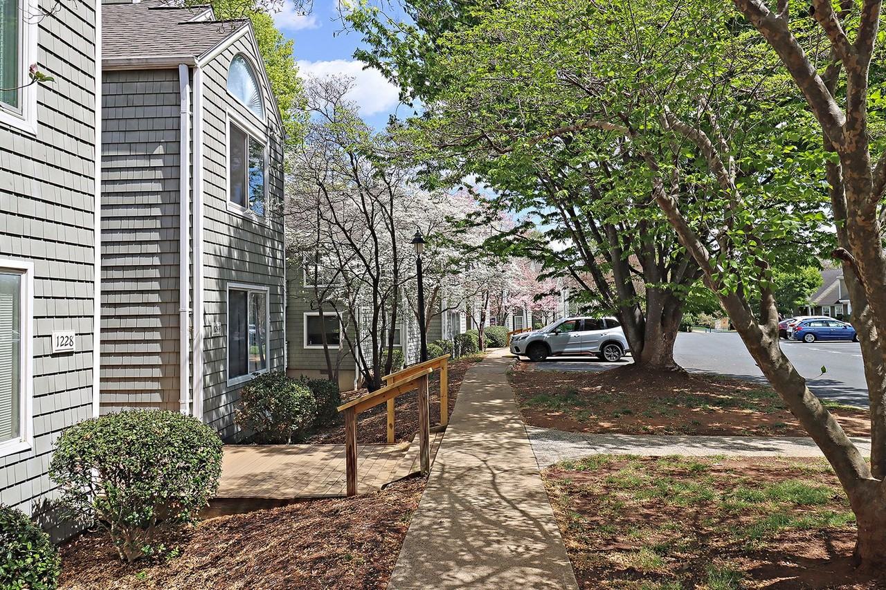 1242 Clifden Grn - Photo 2 of 17
