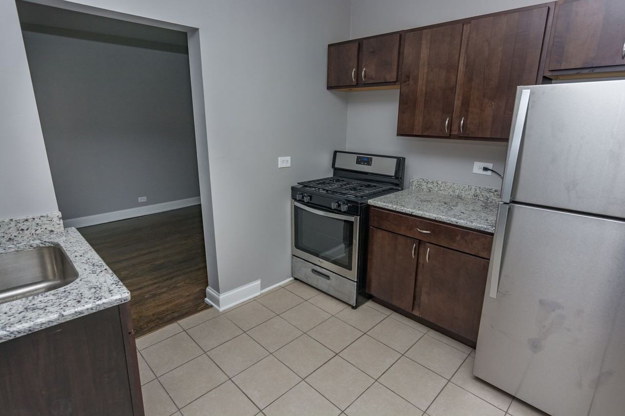 7625 S East End Ave - Photo 2 of 7