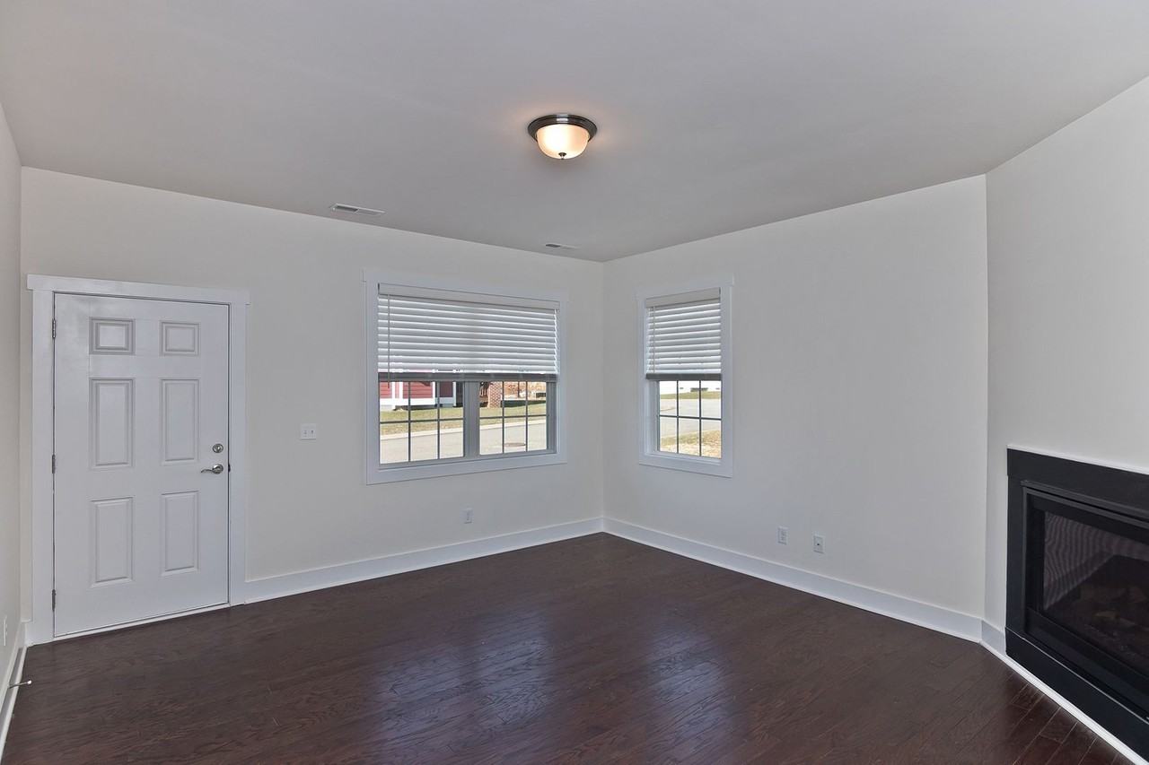 38 Hyde Park Pl - Photo 2 of 20