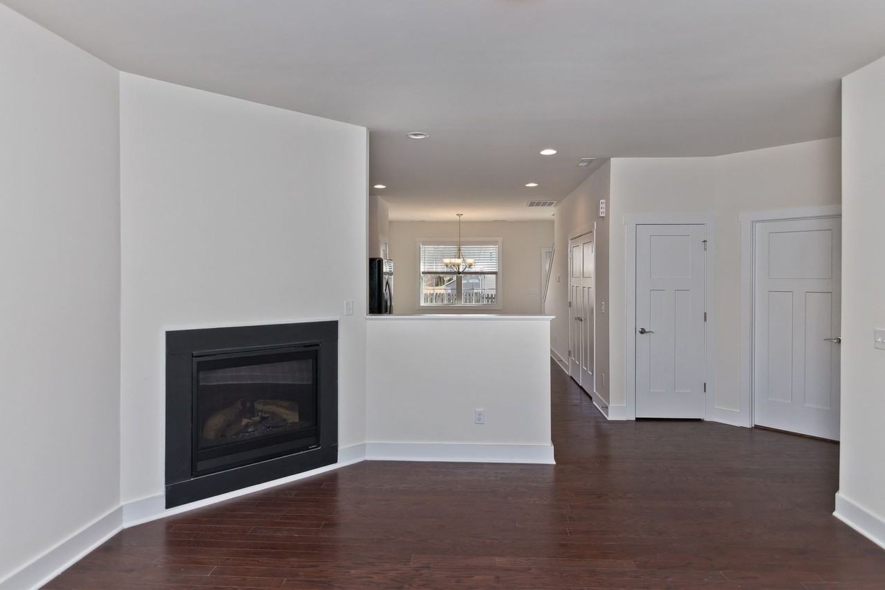 38 Hyde Park Pl - Photo 3 of 20