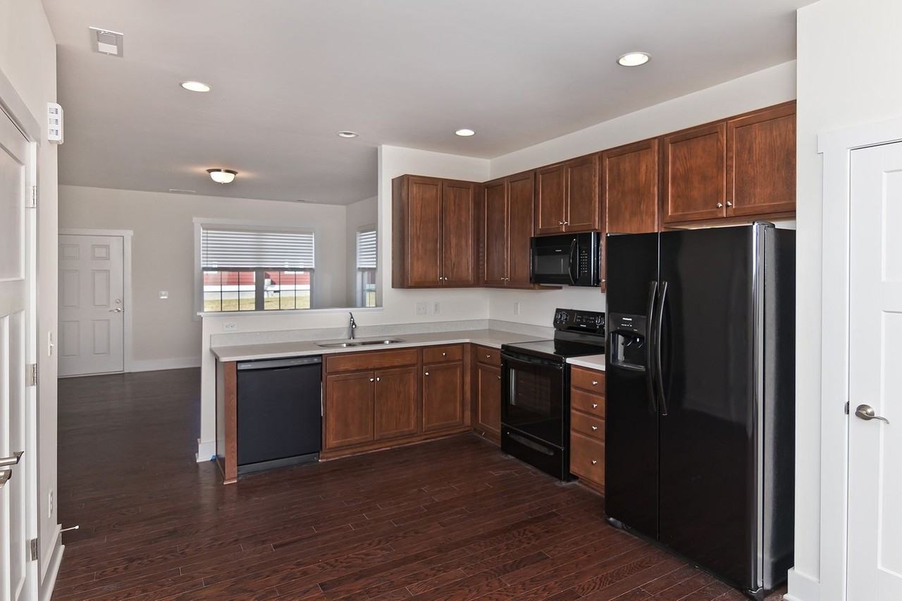 38 Hyde Park Pl - Photo 5 of 20
