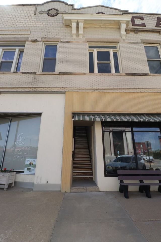 208 1/2 N Broadway St - Photo 3 of 18