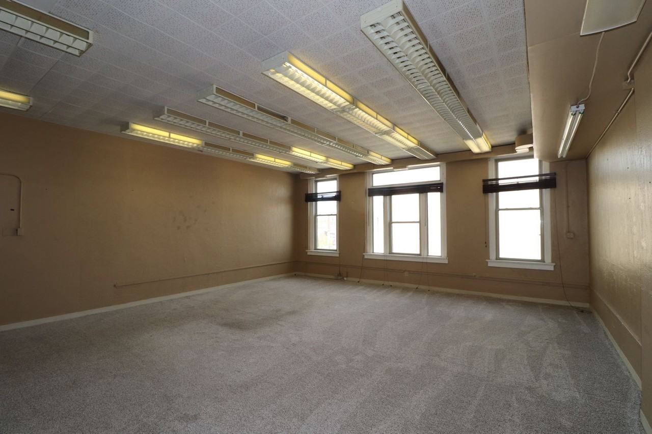 208 1/2 N Broadway St - Photo 6 of 18