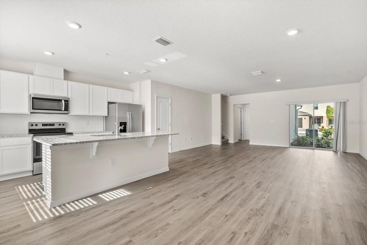 2745 Flushing Dr - Photo 3 of 30