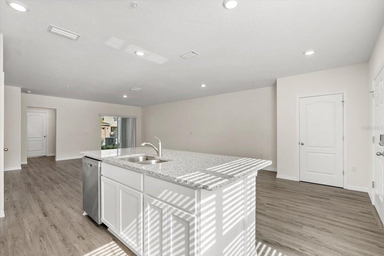 2745 Flushing Dr - Photo 6 of 30