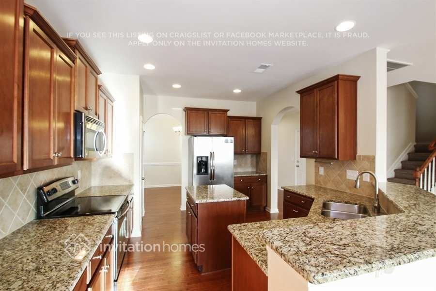 140 Glastonbury Dr - Photo 3 of 15