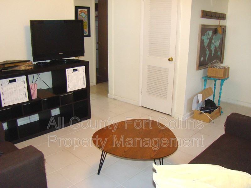 222 1/2 S Loomis Ave - Photo 4 of 9