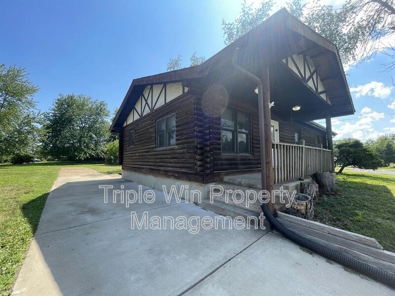 60 Mohan Dr - Photo 3 of 37
