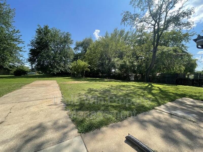 60 Mohan Dr - Photo 7 of 37