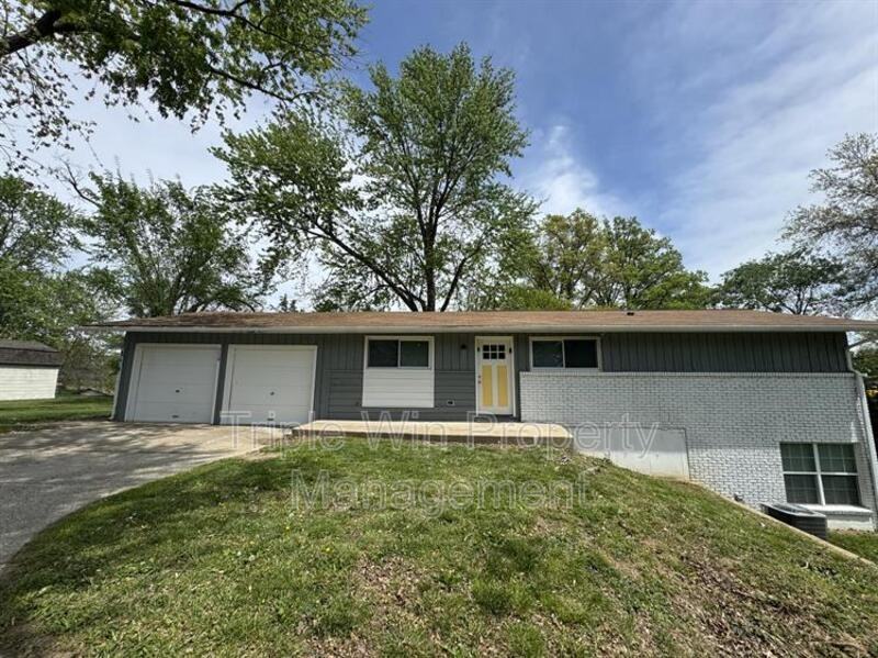 710 Jungs Station Rd - Photo 3 of 39