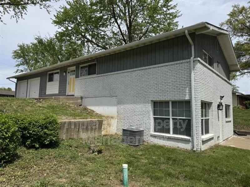 710 Jungs Station Rd - Photo 4 of 39
