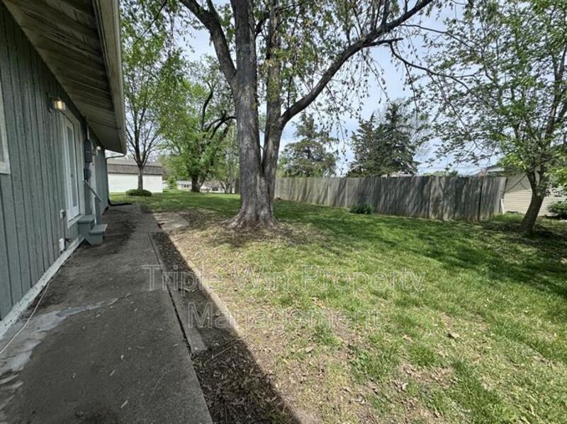 710 Jungs Station Rd - Photo 6 of 39