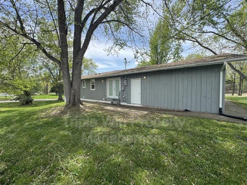 710 Jungs Station Rd - Photo 7 of 39
