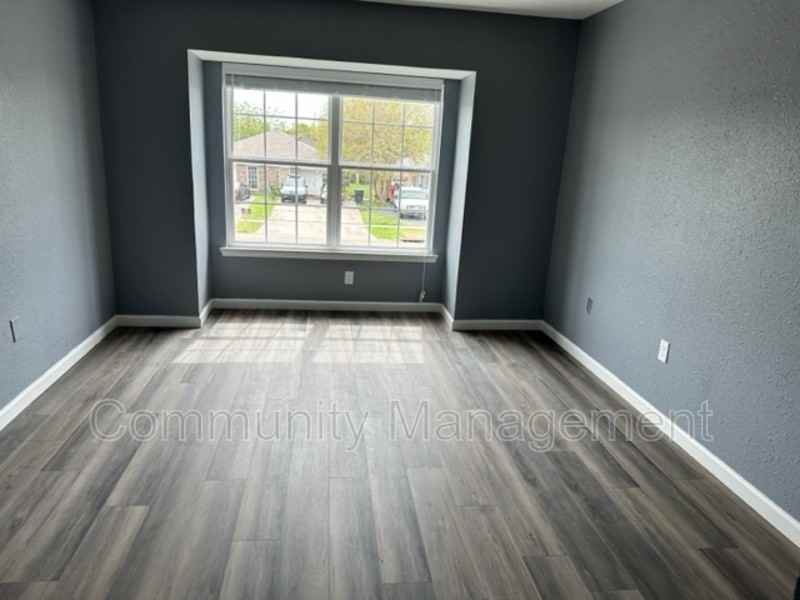 8219 Skysail Ave #D - Photo 5 of 14
