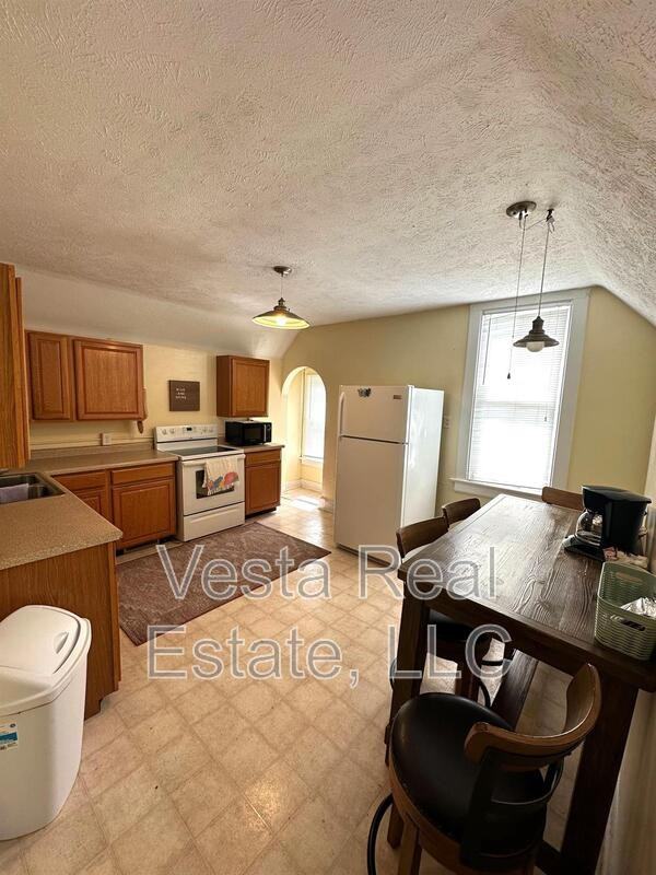 1211 E Jefferson St #2 - Photo 2 of 7