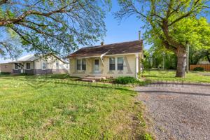 featured image of 415 E 5th St