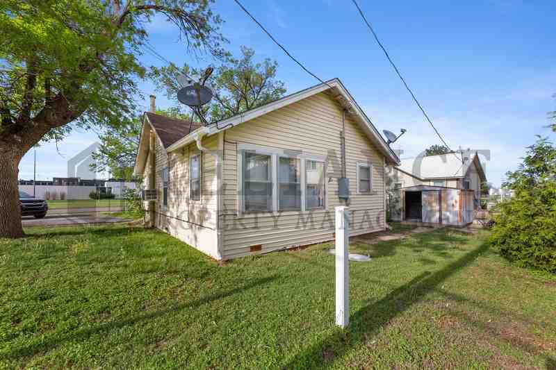 415 E 5th St - Photo 2 of 17