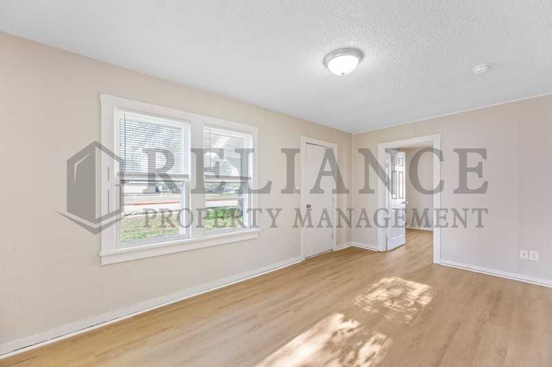 415 E 5th St - Photo 4 of 17