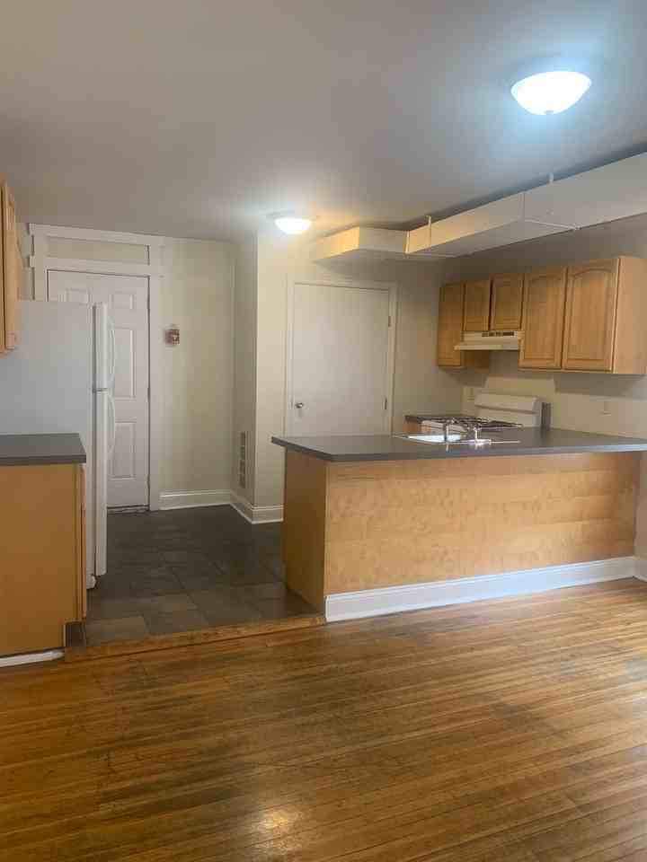 Stoneleigh Court Apartments - Photo 2 of 7