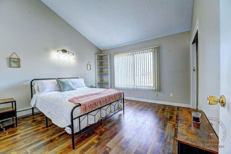 1020 Lakeside Ct - Photo 4 of 17