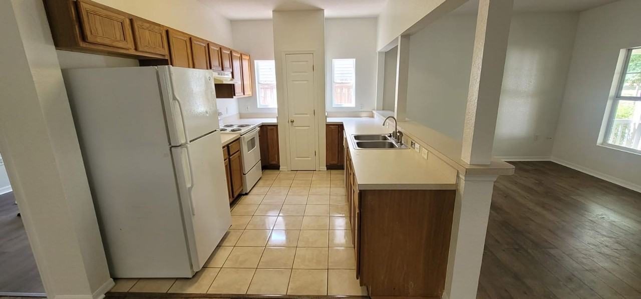 1004 Park Central Cir - Photo 5 of 8