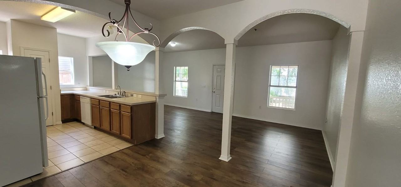 1004 Park Central Cir - Photo 2 of 8