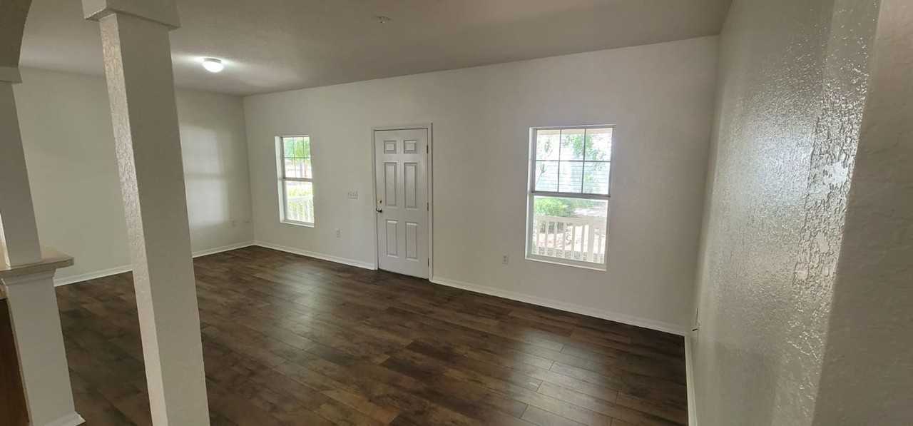 1004 Park Central Cir - Photo 3 of 8