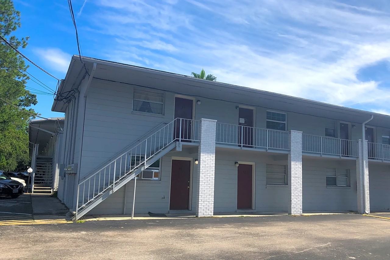 TIMUQUANA GARDENS - Photo 2 of 9