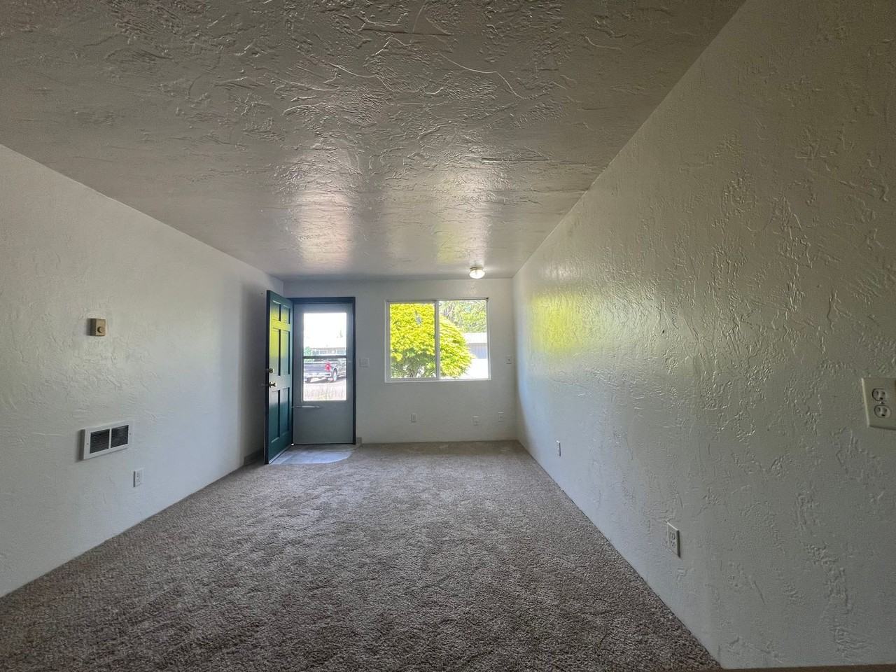 #189 MCKENZIE MANOR APARTMENTS - Photo 4 of 7