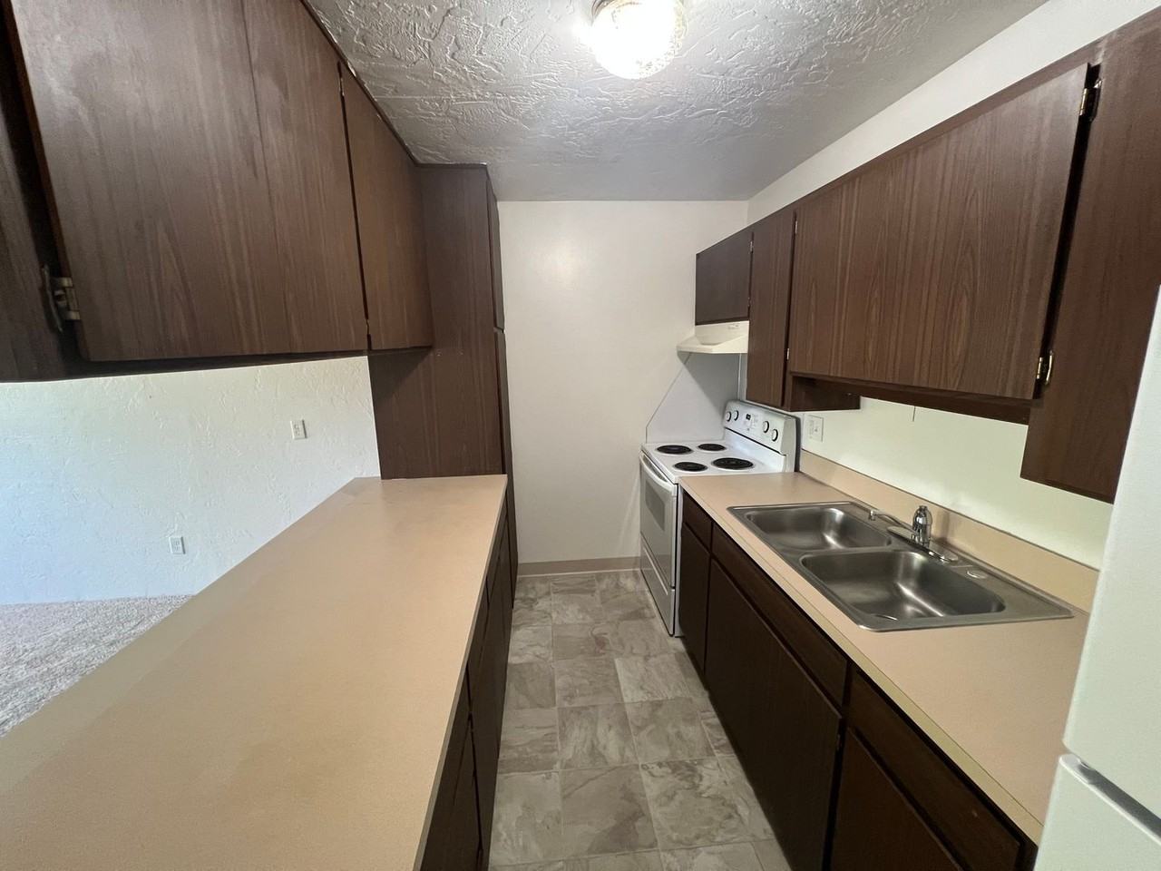 #189 MCKENZIE MANOR APARTMENTS - Photo 5 of 7