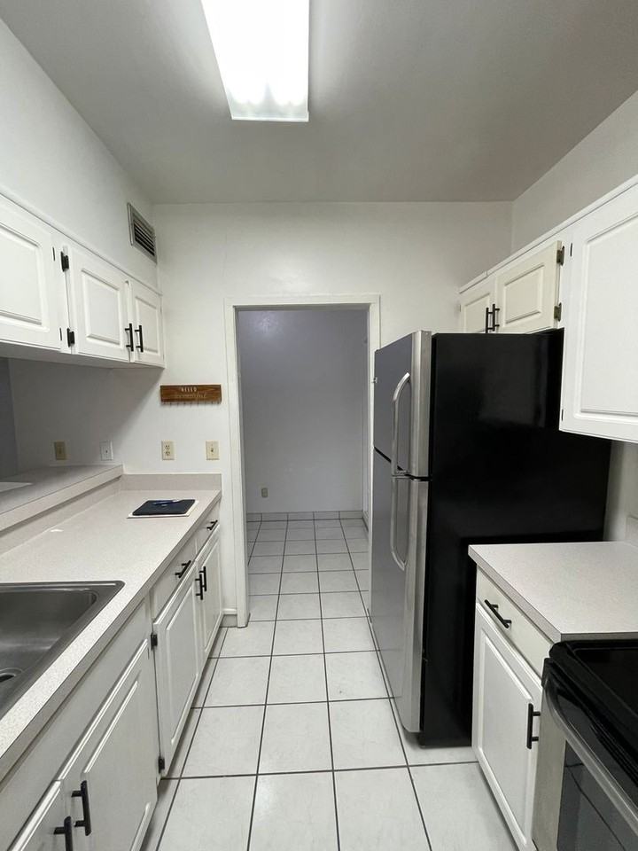 3318 Camelot Dr #3318 - Photo 5 of 25