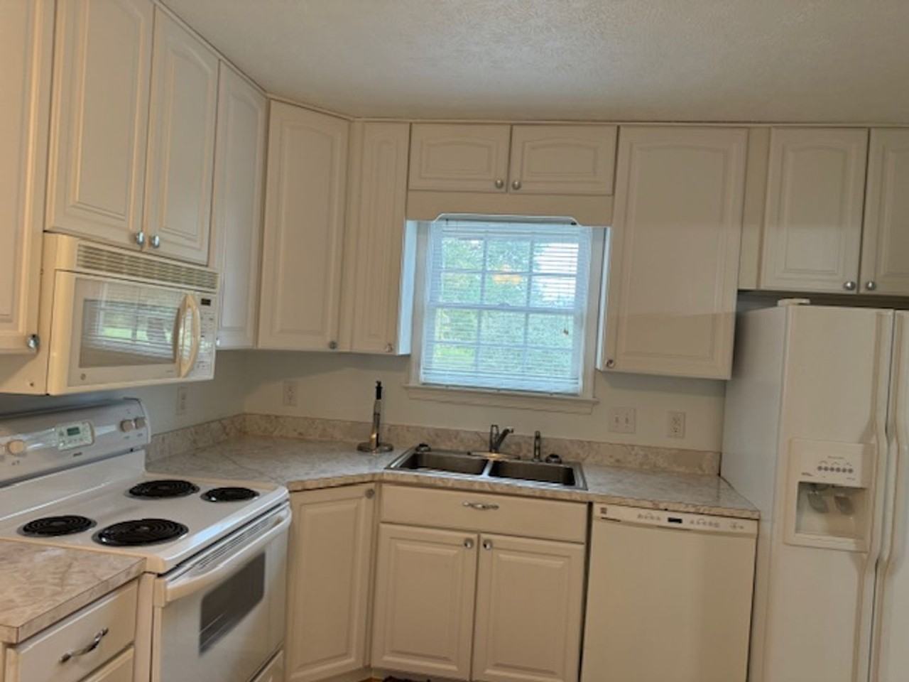 110 Mooreland Blvd - Photo 2 of 12