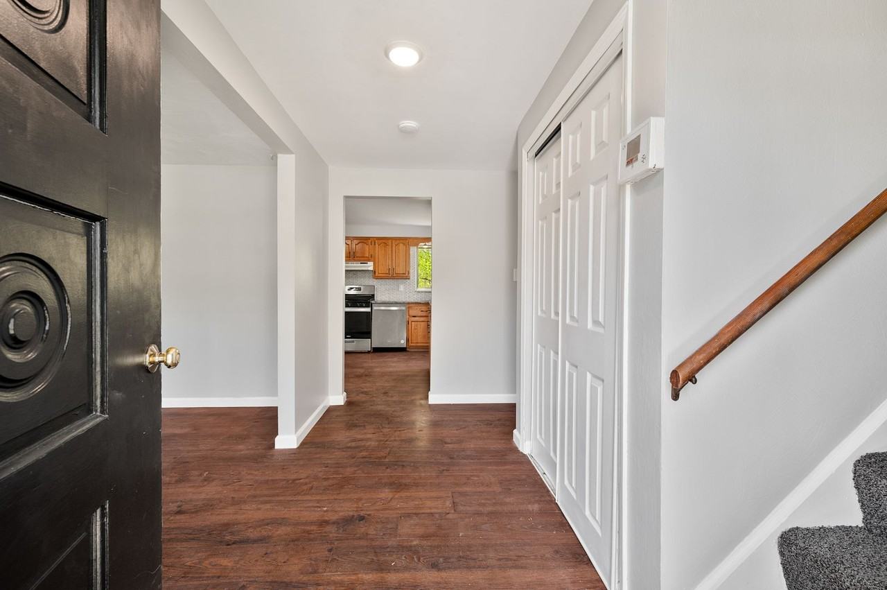 460 Rainier Dr - Photo 2 of 31