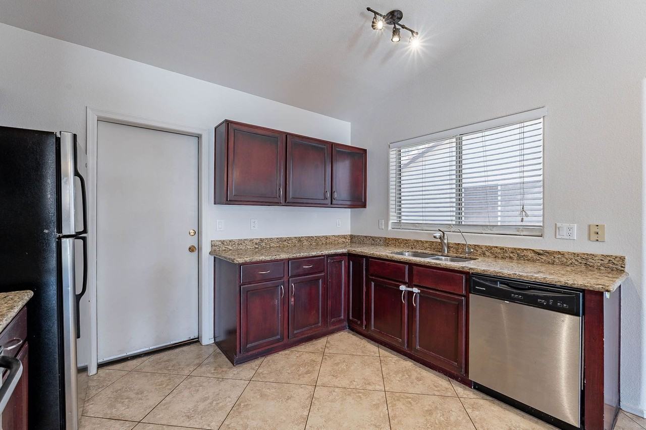 5463 W Geronimo St - Photo 7 of 47