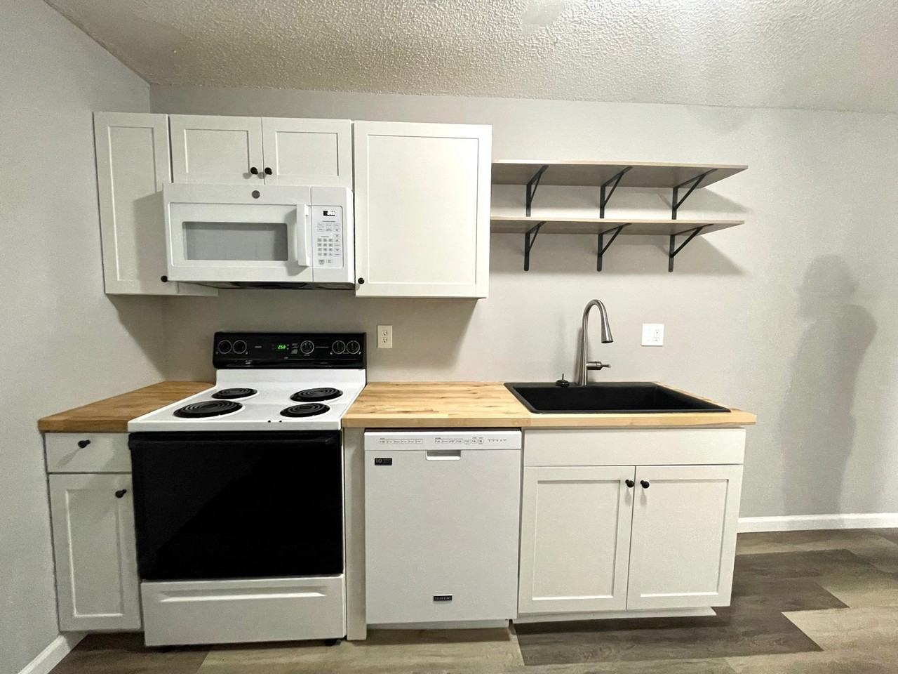 8 Rossfield Cove Left Side - Photo 2 of 10