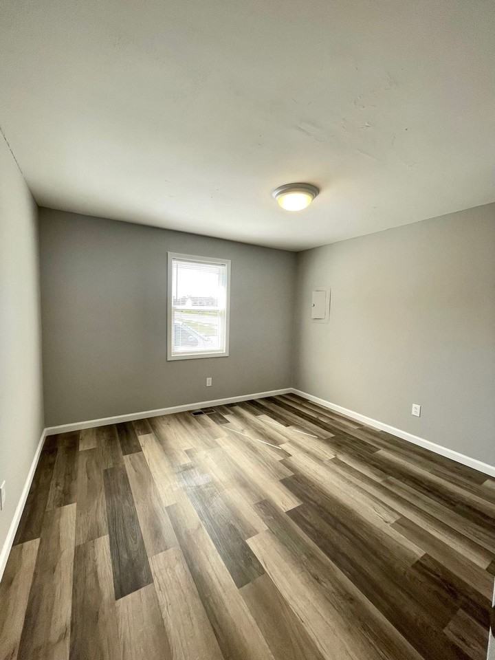 8 Rossfield Cove Left Side - Photo 7 of 10