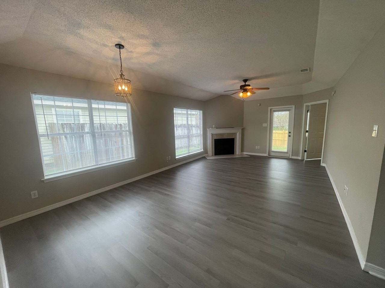 706 Crystal Wells Ct N - Photo 2 of 10