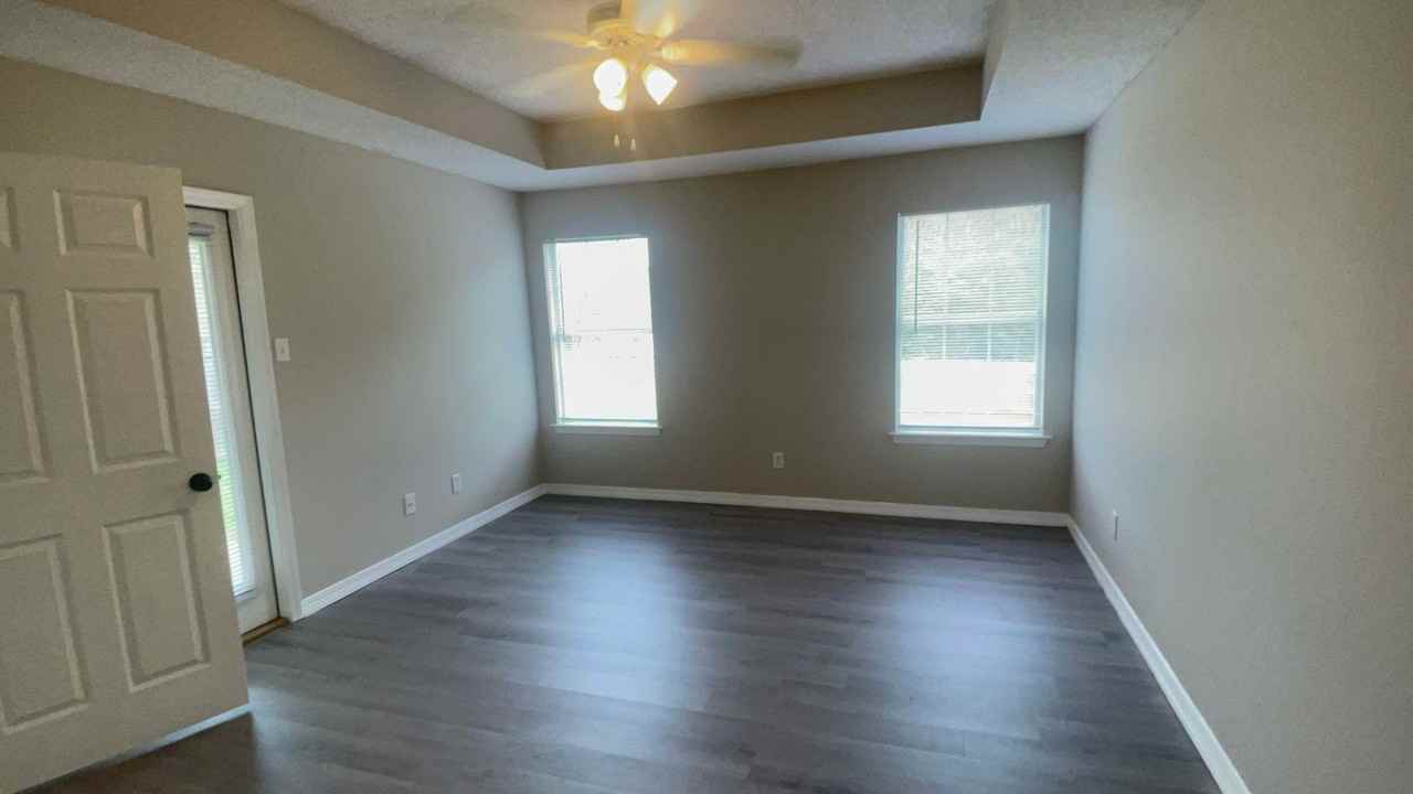 706 Crystal Wells Ct N - Photo 3 of 10
