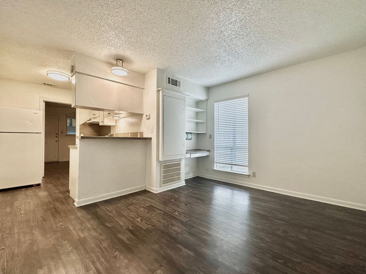 301 W 29th St #D301 - Photo 3 of 7