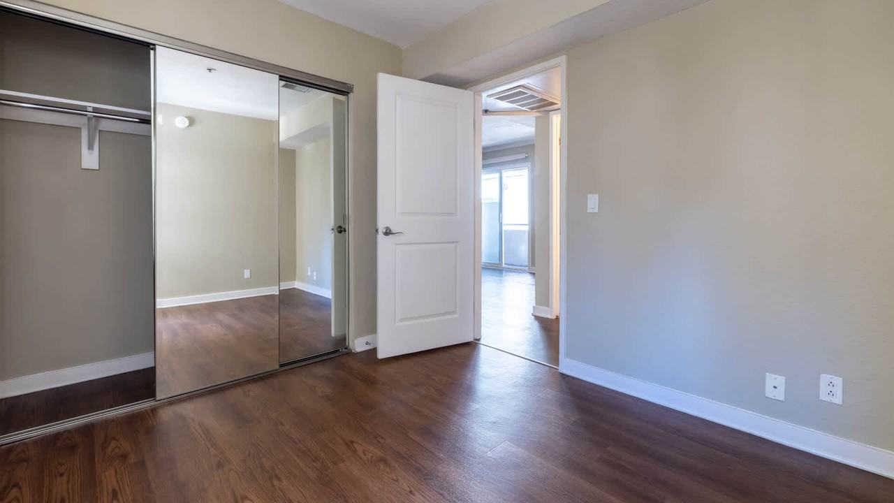 Vantage Hollywood - Photo 2 of 55