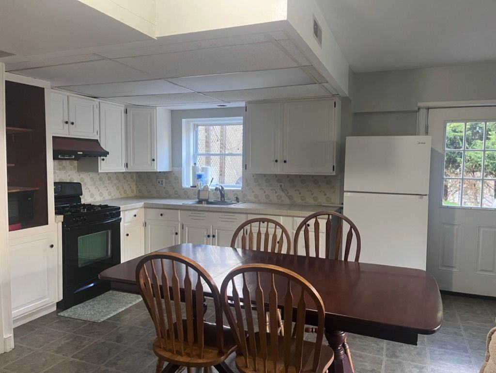 304 Pine Dr - Photo 2 of 15