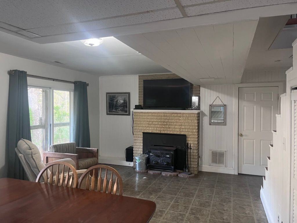 304 Pine Dr - Photo 3 of 15