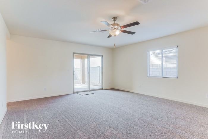 979 W 20th St - Photo 2 of 16
