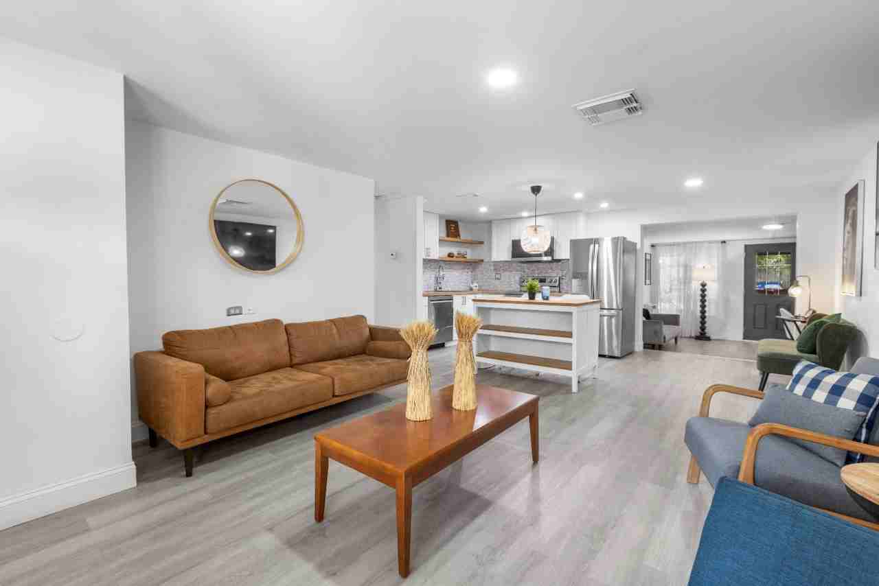 1016 Beachwood Ave - Photo 4 of 20