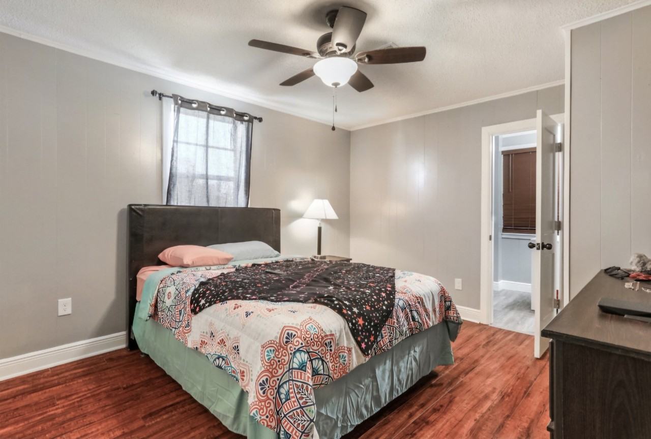 1505 Mansfield Ave - Photo 3 of 6