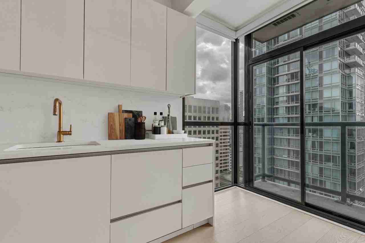 1239 West Georgia Street #2402