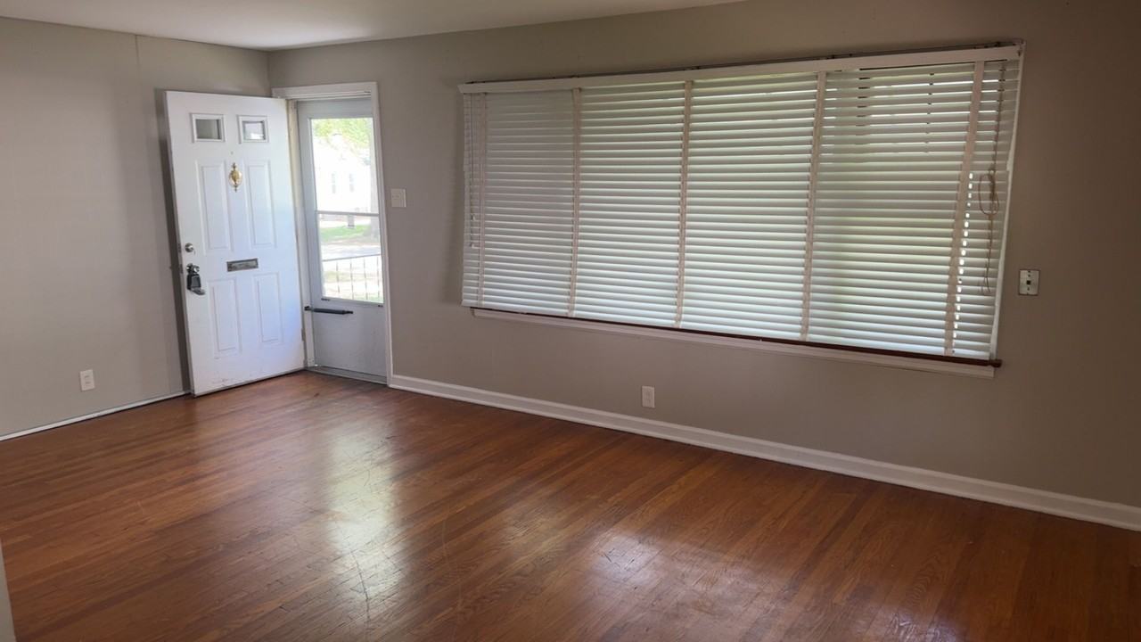 1906 Bainbridge Dr - Photo 2 of 18