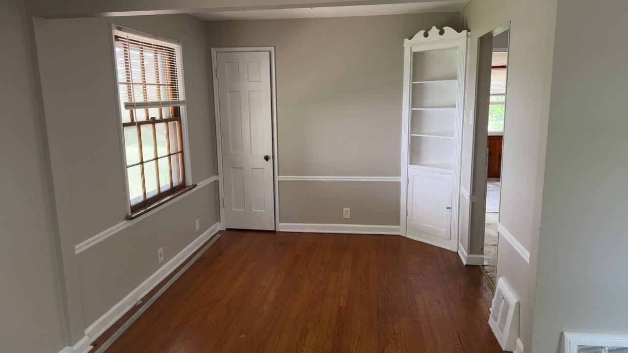 1906 Bainbridge Dr - Photo 4 of 18